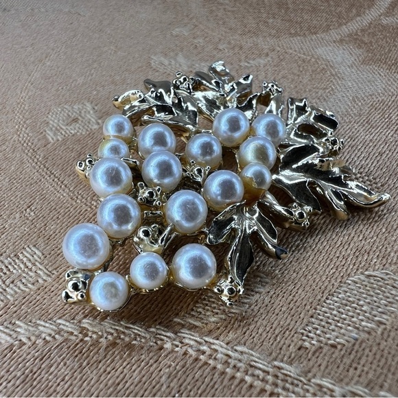 GOLD VINTAGE FAUX PEARL BROOCH RETRO GLAM EVENT WEDDING - Picture 3 of 6